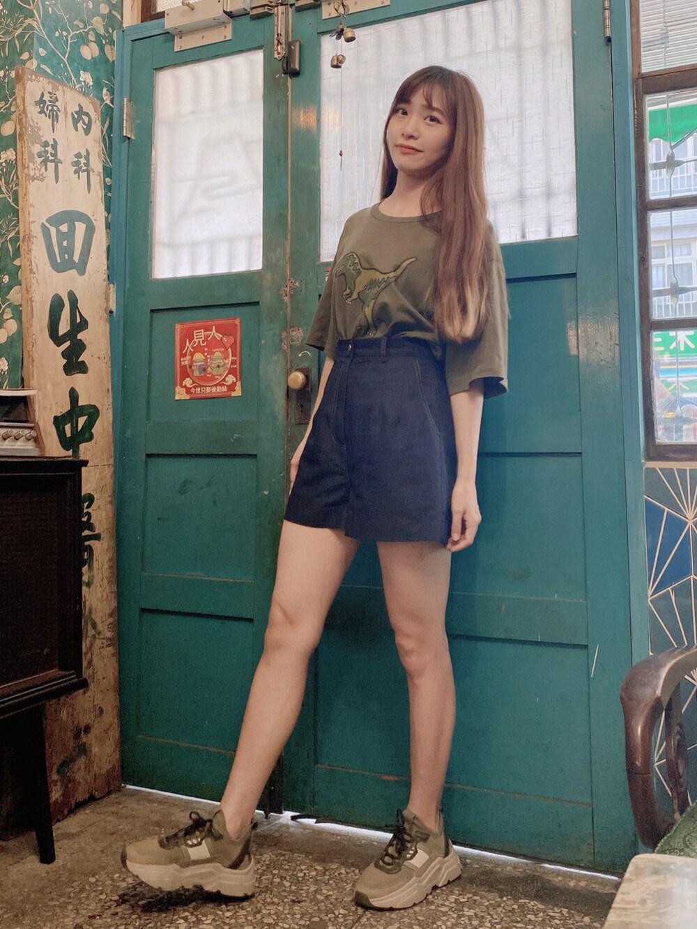 グリーン系のスニーカー、ブルー系のデニムパンツ、グリーン系のTシャツ/カットソーを着用したレディースの秋コーディネートの2枚目の写真