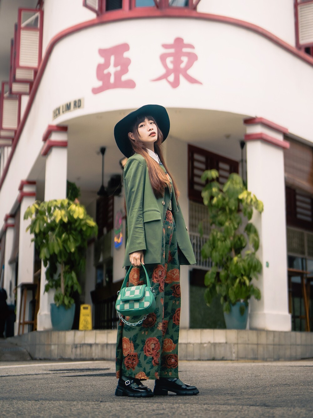 Tnewties ハンバーガー片手に テーラードジャケット シェパード