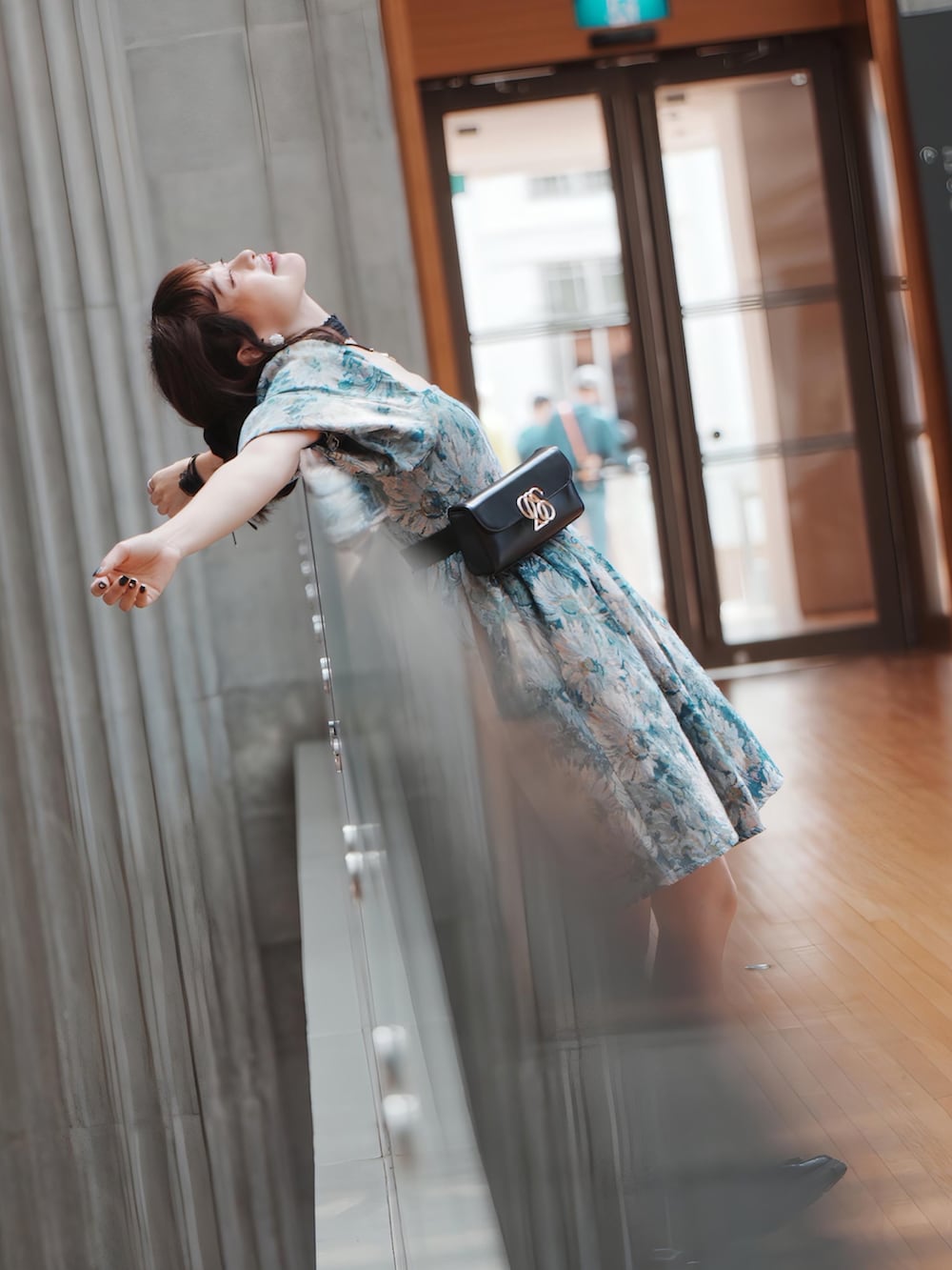 「美術館」｜「tnewtiesのアイテム（ボディバッグ/ウエストポーチ、ブラック系）」を使った、Rosyさん（レディース・158cm）の夏コーディネートの3枚目の写真