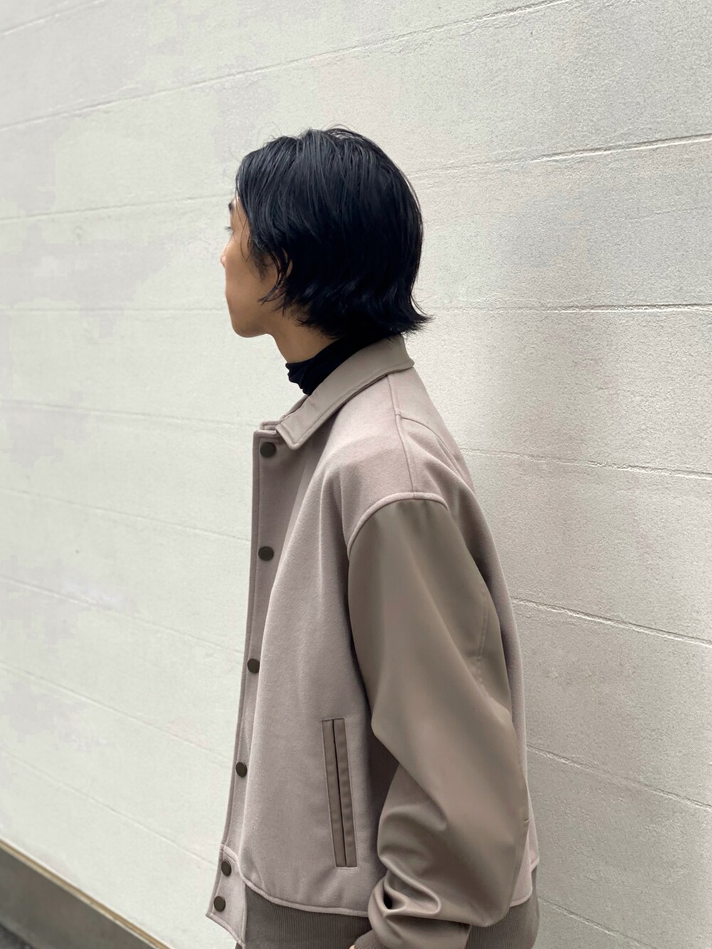 ベージュ系のその他パンツ、ブラック系のブーツ、ベージュ系のブルゾンを着用したメンズの秋コーディネートの3枚目の写真