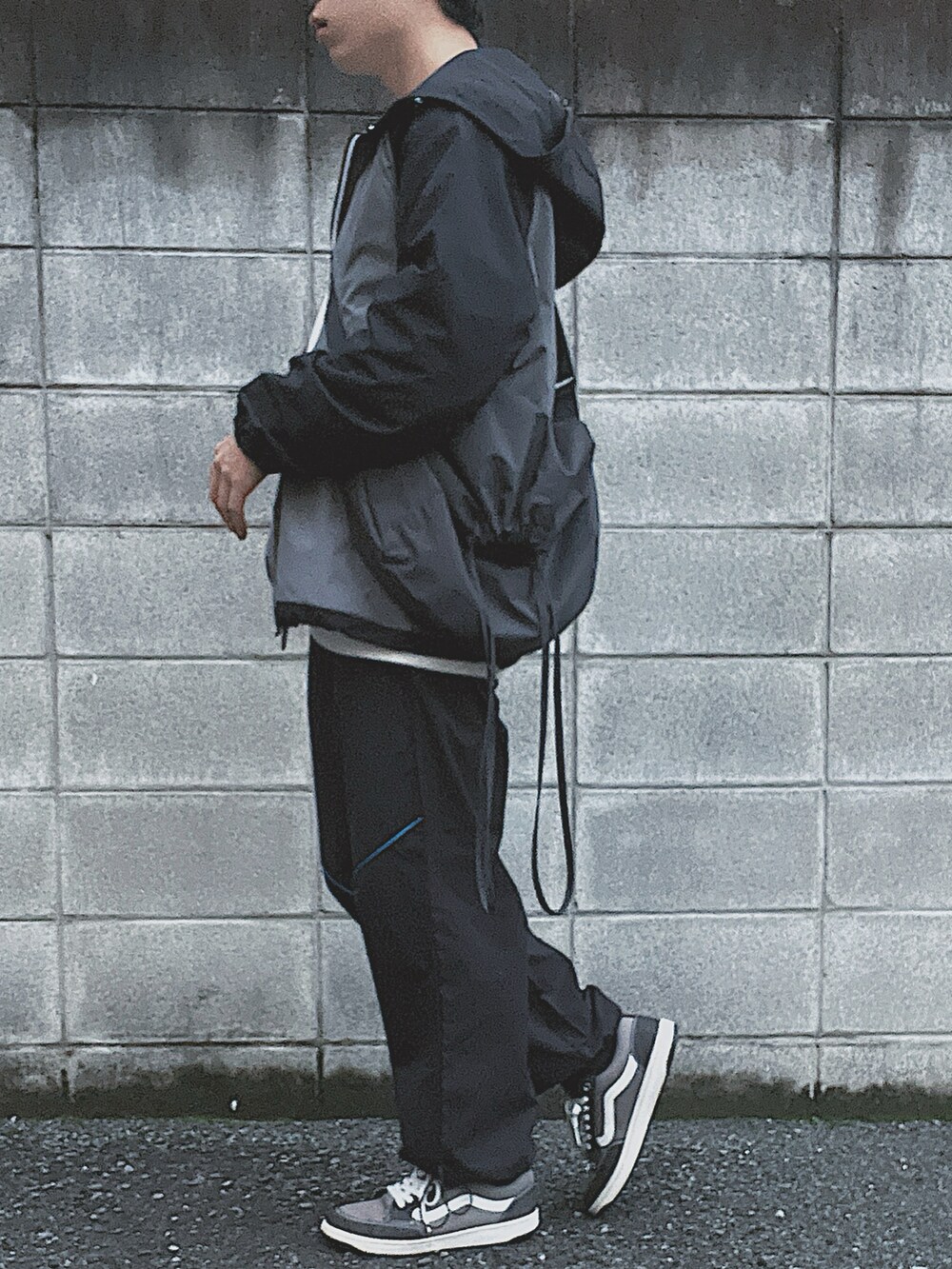 ブラック系のマウンテンパーカー、ブラック系のその他パンツを着用したメンズの冬コーディネートの3枚目の写真