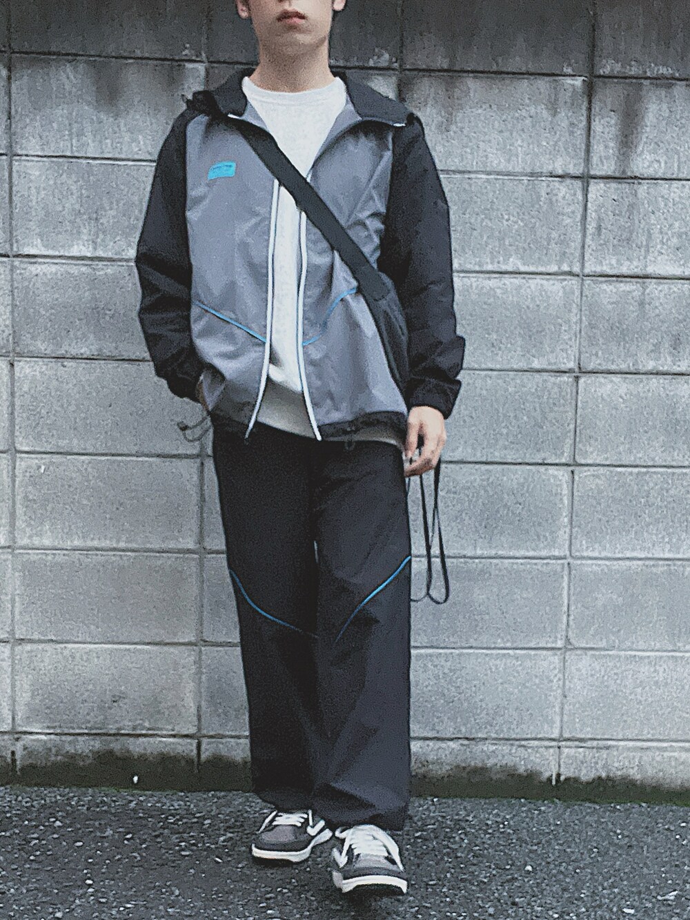 ブラック系のマウンテンパーカー、ブラック系のその他パンツを着用したメンズの冬コーディネートの2枚目の写真