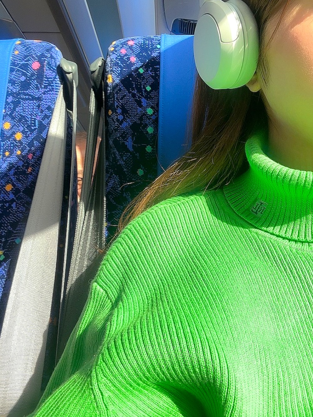 ブラック系のショルダーバッグ、ブラック系のローファー、ブラック系のスカートを着用したレディースの冬コーディネートの2枚目の写真