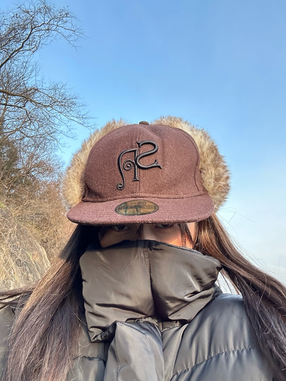 グレー系のスウェット、グリーン系のワンピース、ホワイト系のスニーカーを着用したレディースの冬コーディネートの4枚目の写真