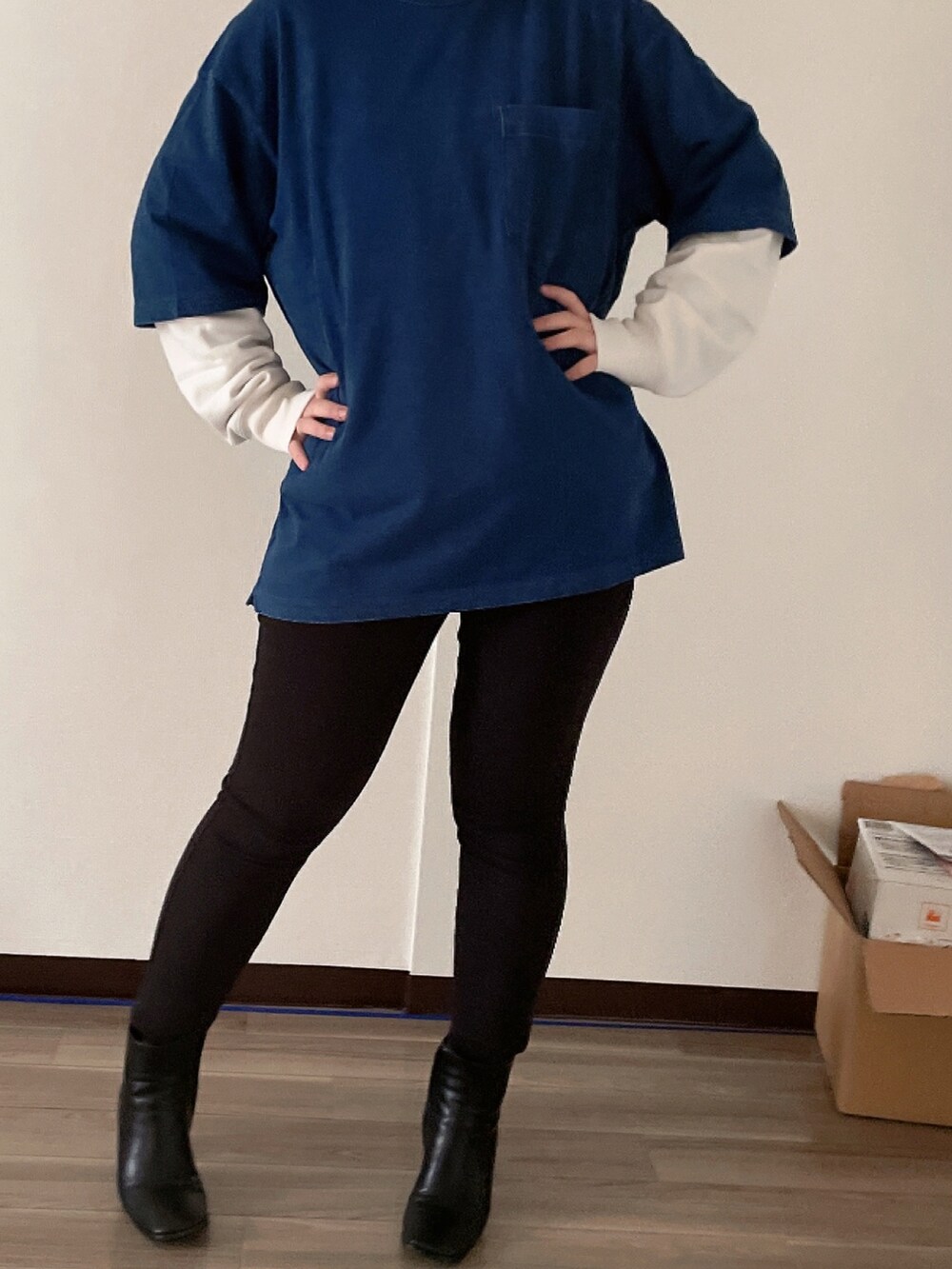 ブルー系のTシャツ/カットソー、ホワイト系のパーカー、ブラック系のスラックスを着用したレディースの冬コーディネートの3枚目の写真