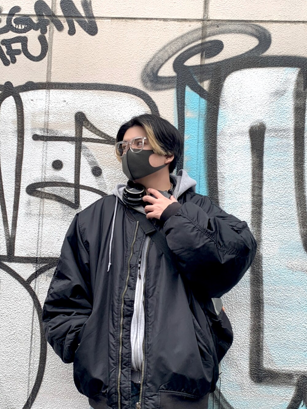 ブルー系のデニムパンツ、ベージュ系のスニーカー、ホワイト系のTシャツ/カットソーを着用したメンズの冬コーディネートの3枚目の写真