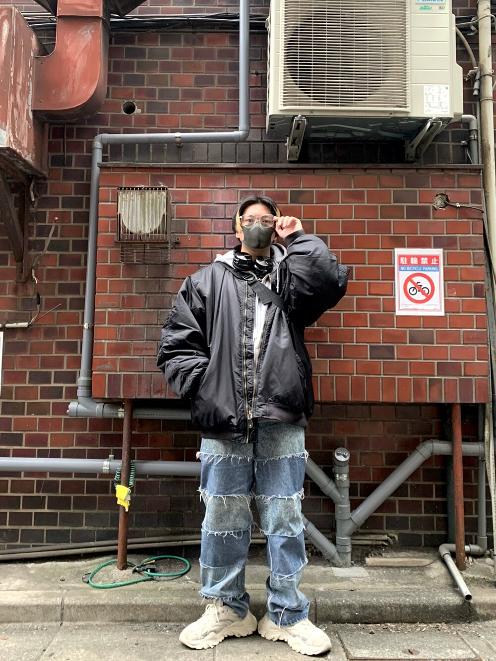 ブルー系のデニムパンツ、ベージュ系のスニーカー、ホワイト系のTシャツ/カットソーを着用したメンズの冬コーディネートの2枚目の写真