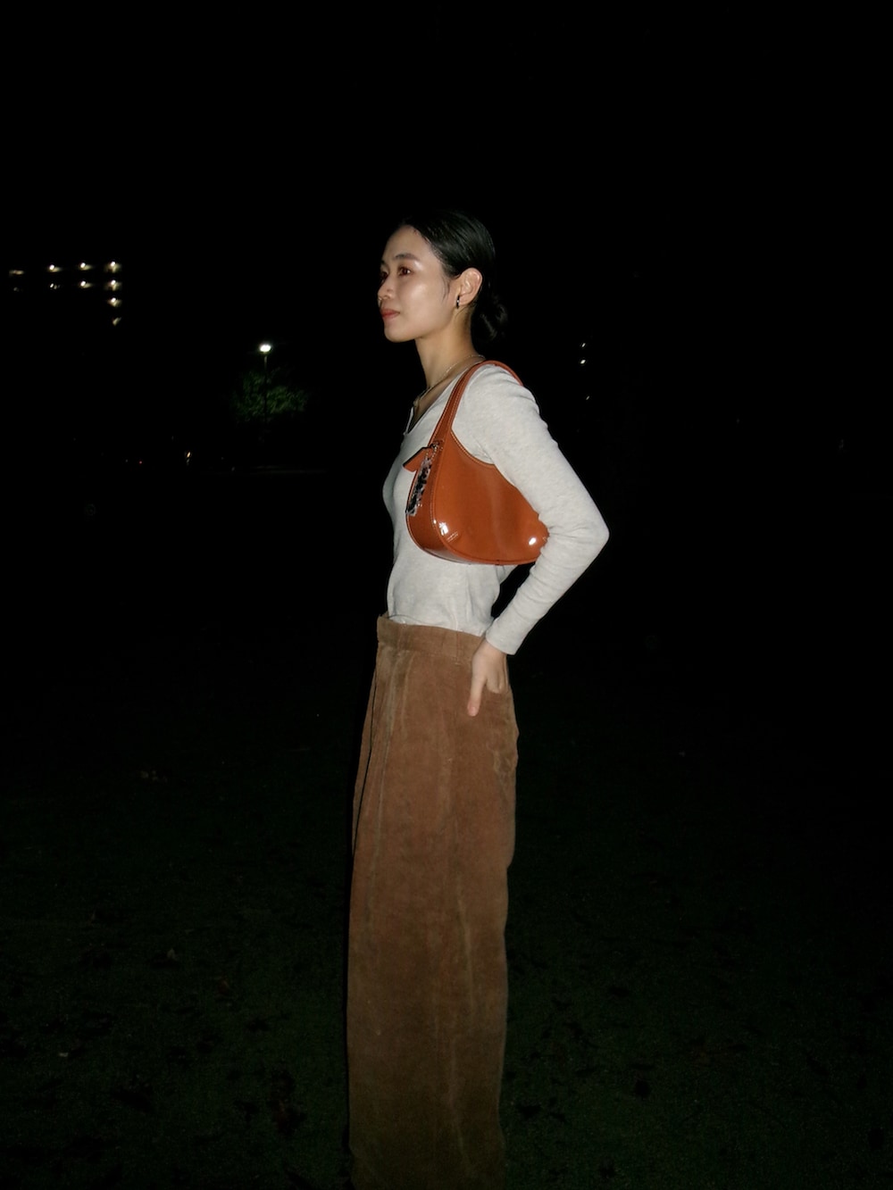 ブラウン系のハンドバッグ、その他のブルゾンを着用したレディースの冬コーディネートの2枚目の写真