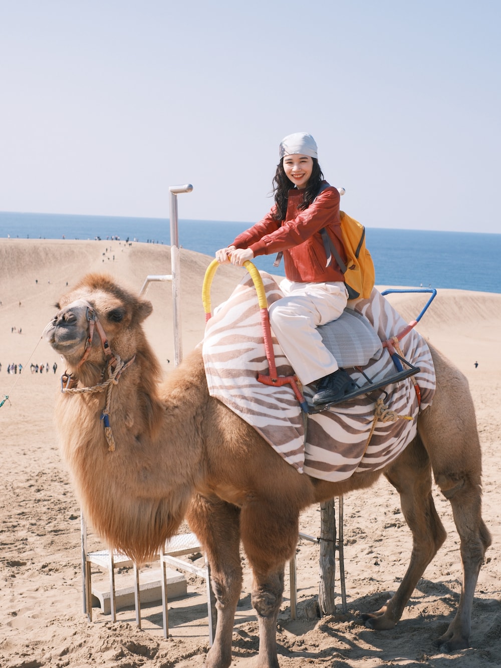 ホワイト系のカーゴパンツ、レッド系のスウェット、ブラック系のスニーカーを着用したレディースの春コーディネートの5枚目の写真