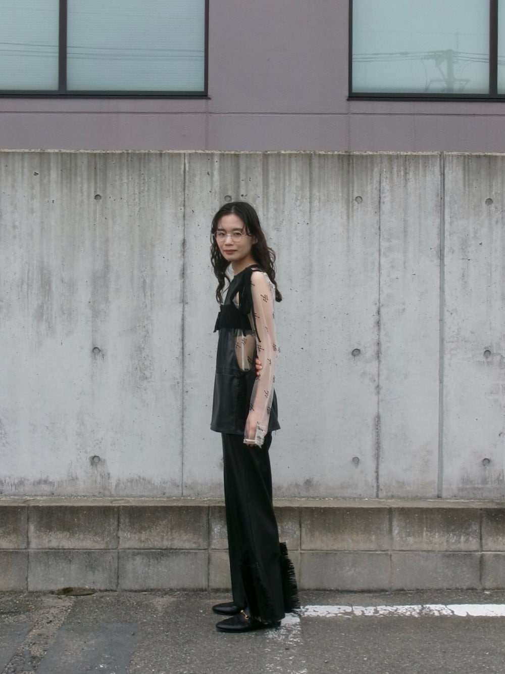 ブラック系のパンツ、ブラック系のベストを着用したレディースの春コーディネートの2枚目の写真