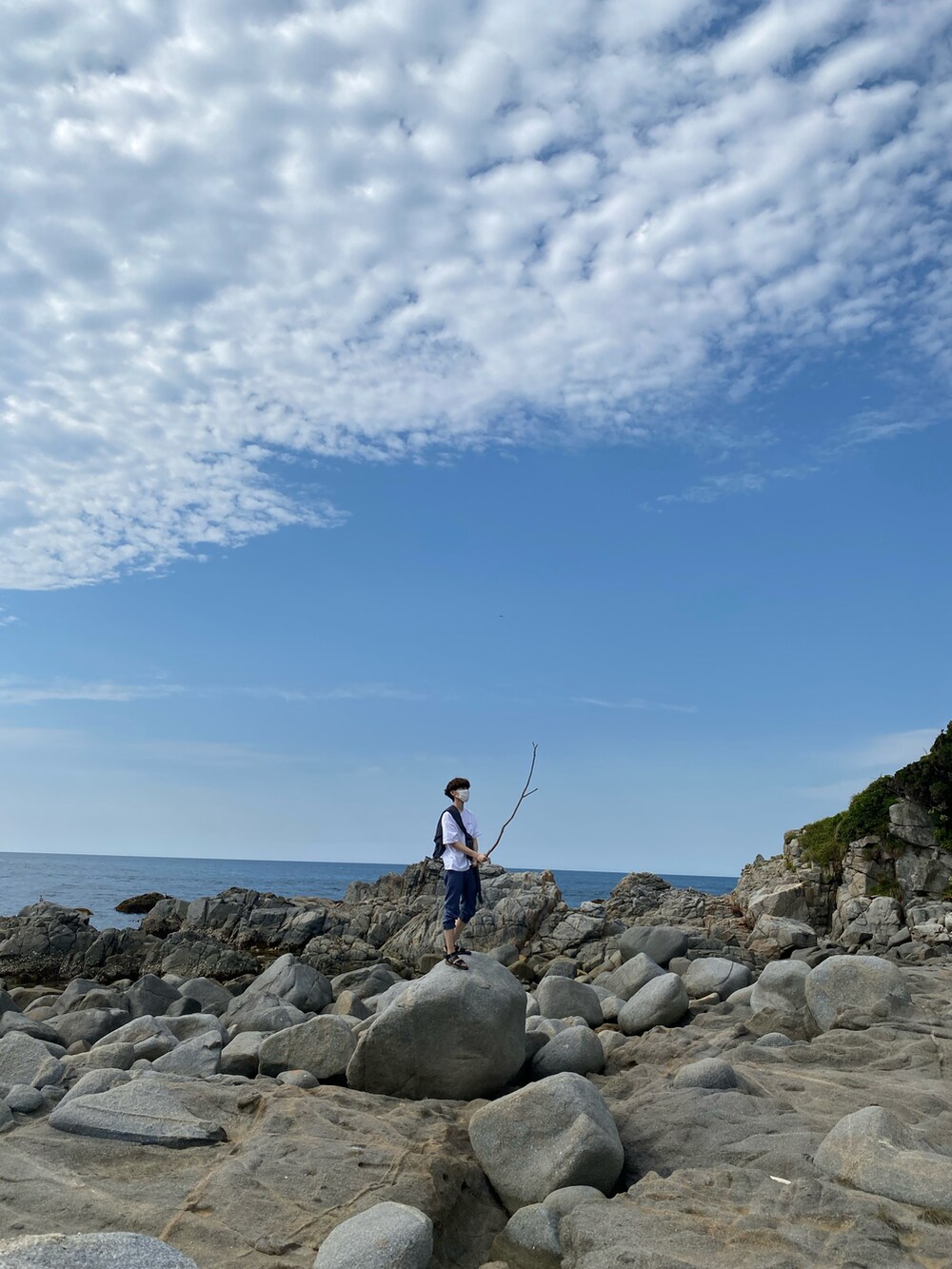 グリーン系のカーゴパンツ、ベージュ系のビーチサンダル、ベージュ系のシャツ/ブラウスを着用したレディースの春コーディネートの5枚目の写真