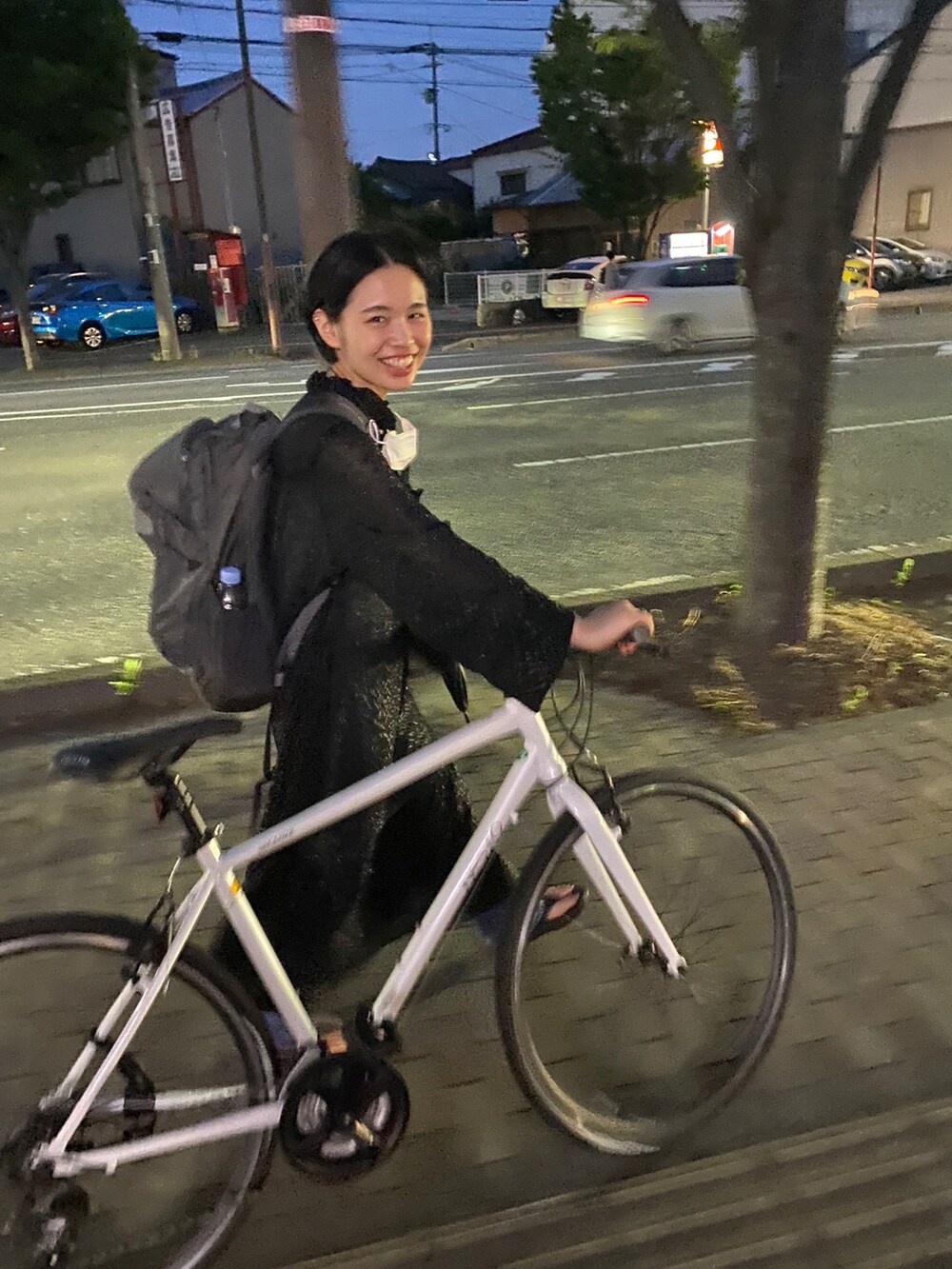 ブルー系のデニムパンツ、ブラック系のワンピース/ドレス、ブラック系のサンダルを着用したレディースの夏コーディネートの3枚目の写真