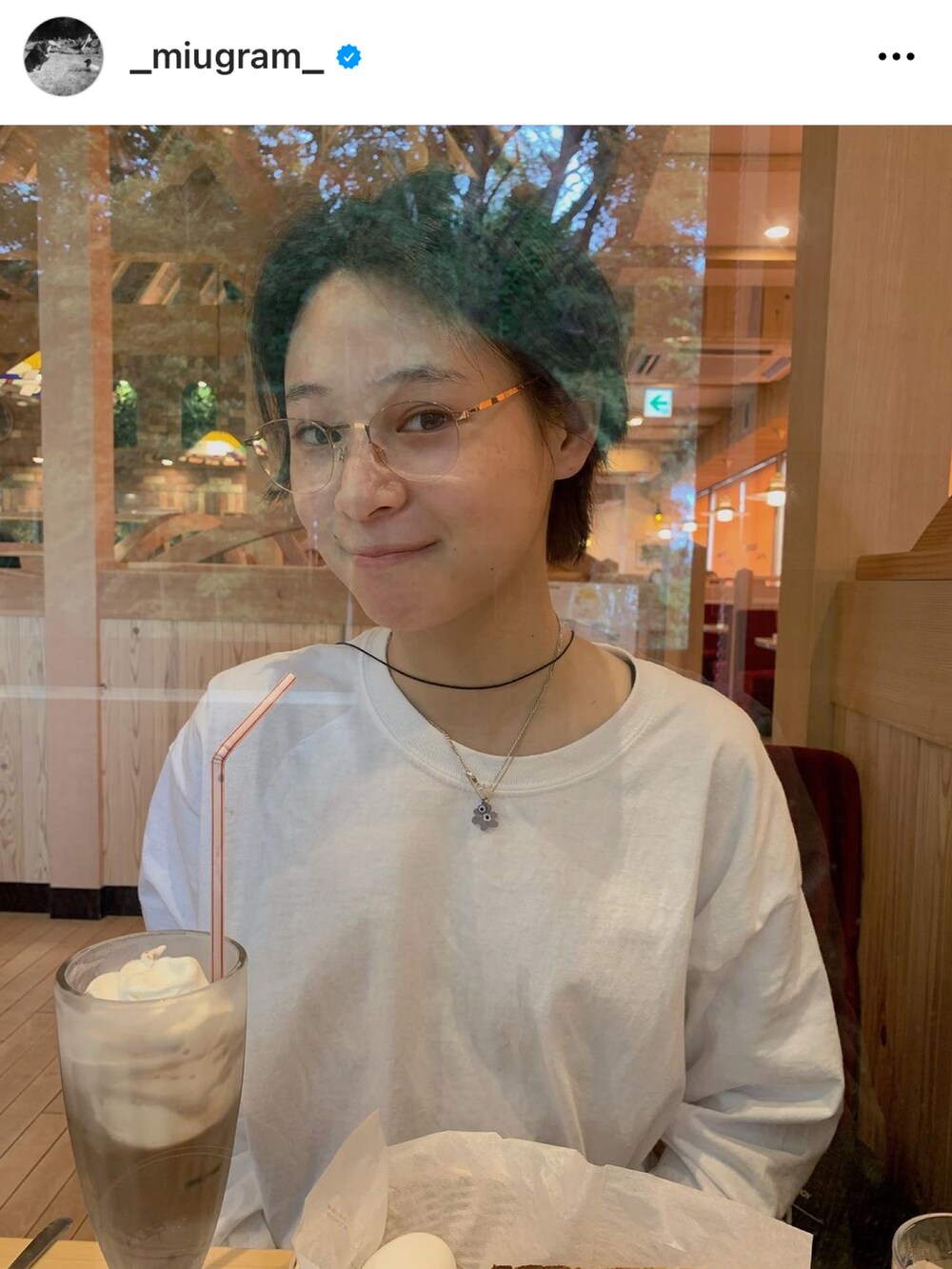 ブラウン系のジャケット/アウター、グレー系のスニーカーを着用したレディースの冬コーディネートの3枚目の写真