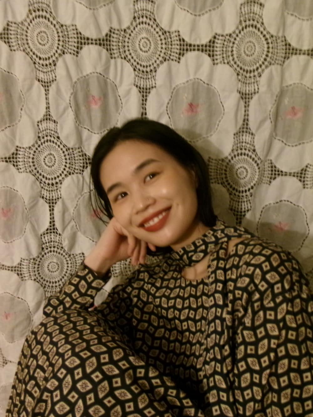 ブラック系のセットアップを着用したレディースの冬コーディネートの2枚目の写真