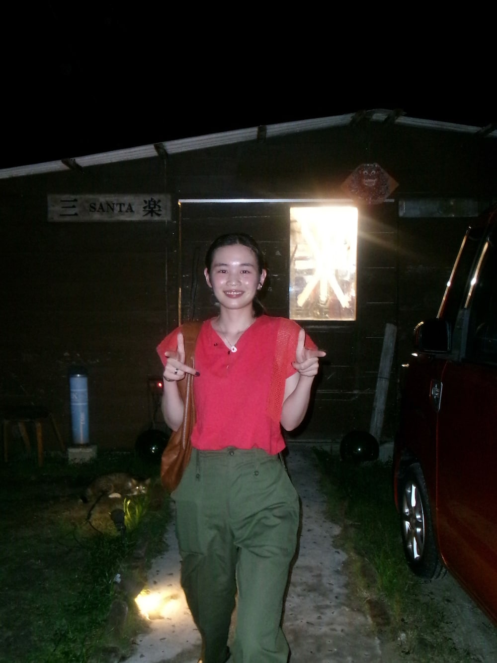 ブラック系のサンダルを着用したレディースの秋コーディネートの2枚目の写真