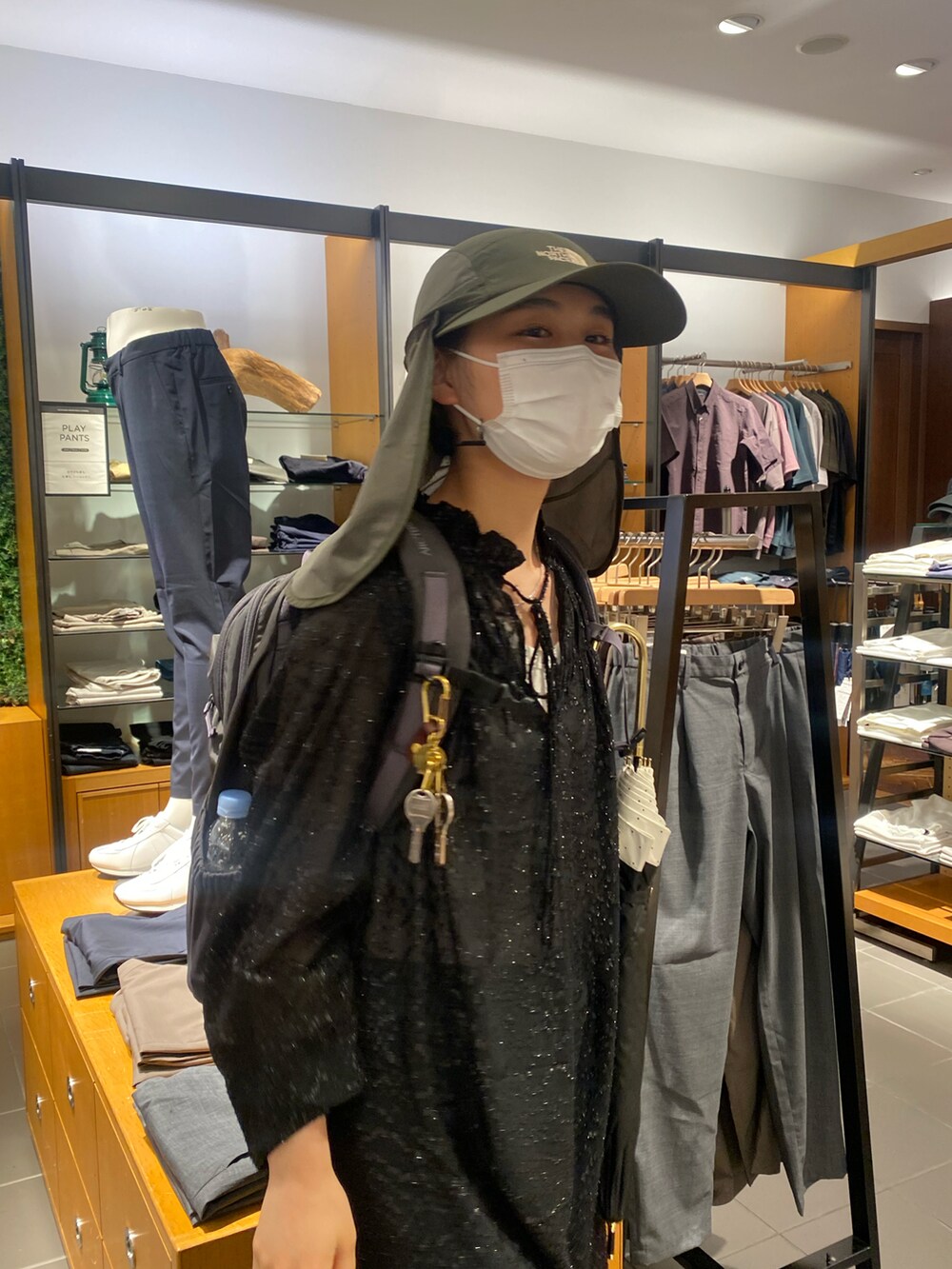 ブルー系のデニムパンツ、ブラック系のワンピース/ドレス、ブラック系のサンダルを着用したレディースの夏コーディネートの4枚目の写真