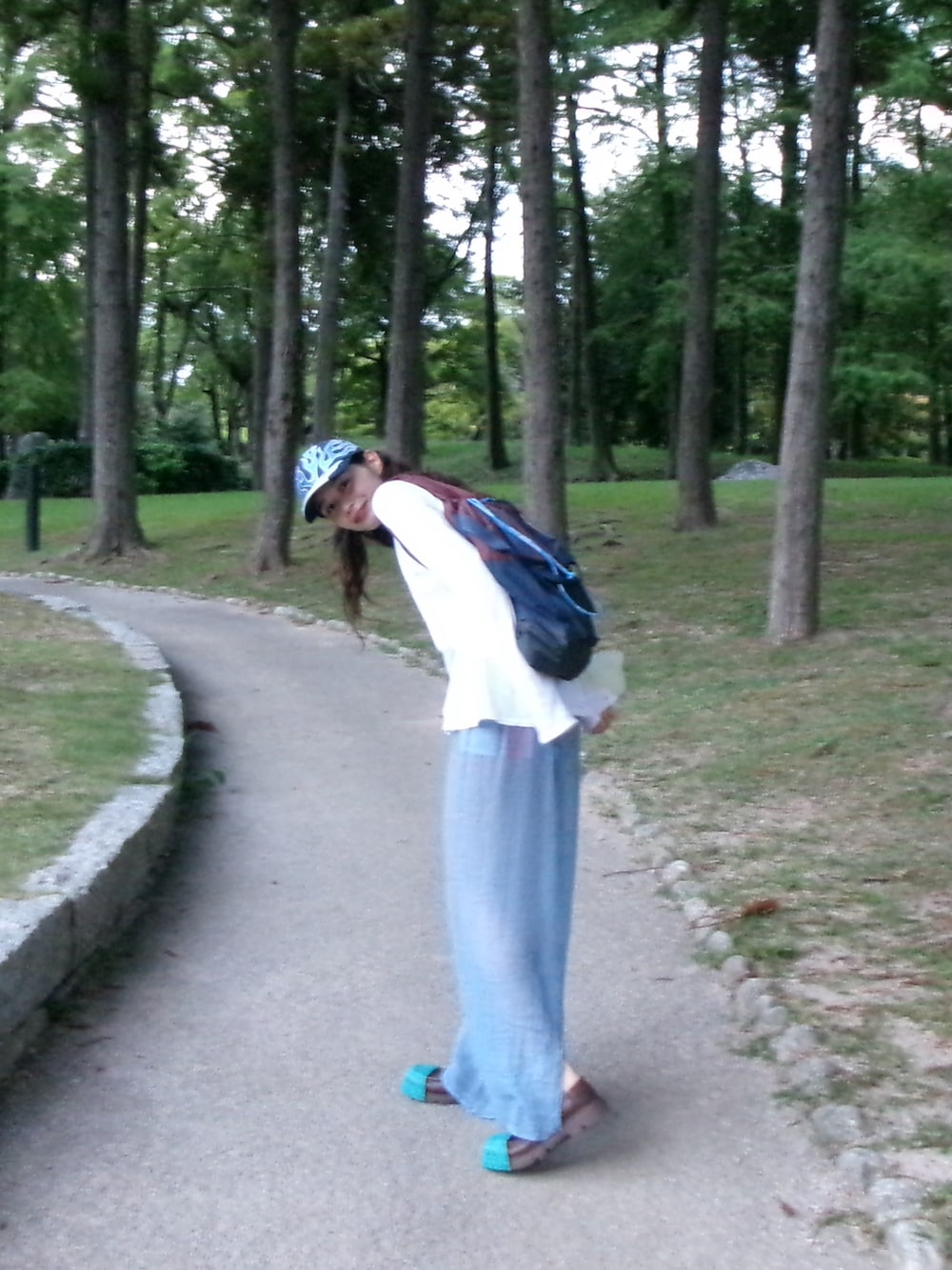 ブラウン系のバックパック/リュック、ブルー系のキャップを着用したレディースの秋コーディネートの2枚目の写真