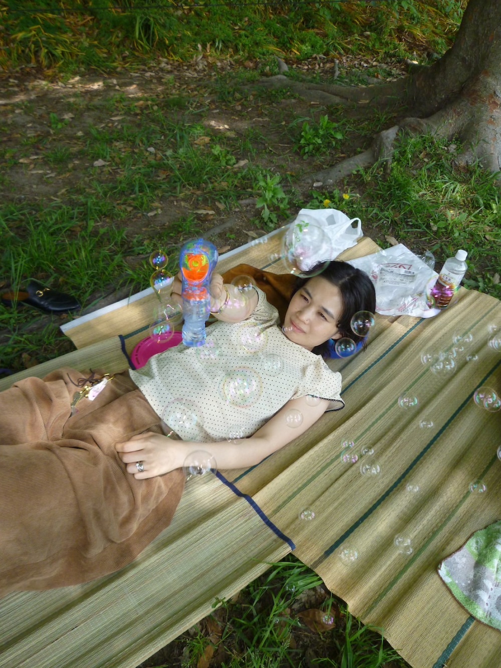 その他のトートバッグを着用したレディースの春コーディネートの3枚目の写真