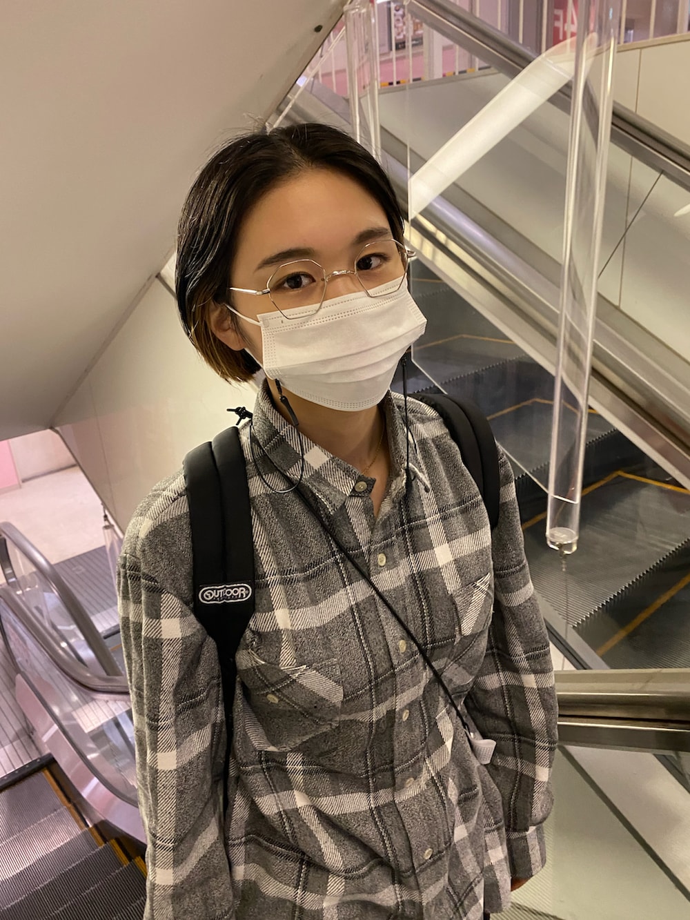 グレー系のシャツ/ブラウス、レッド系のバックパック/リュック、ブルー系のカーゴパンツを着用したレディースの秋コーディネートの3枚目の写真