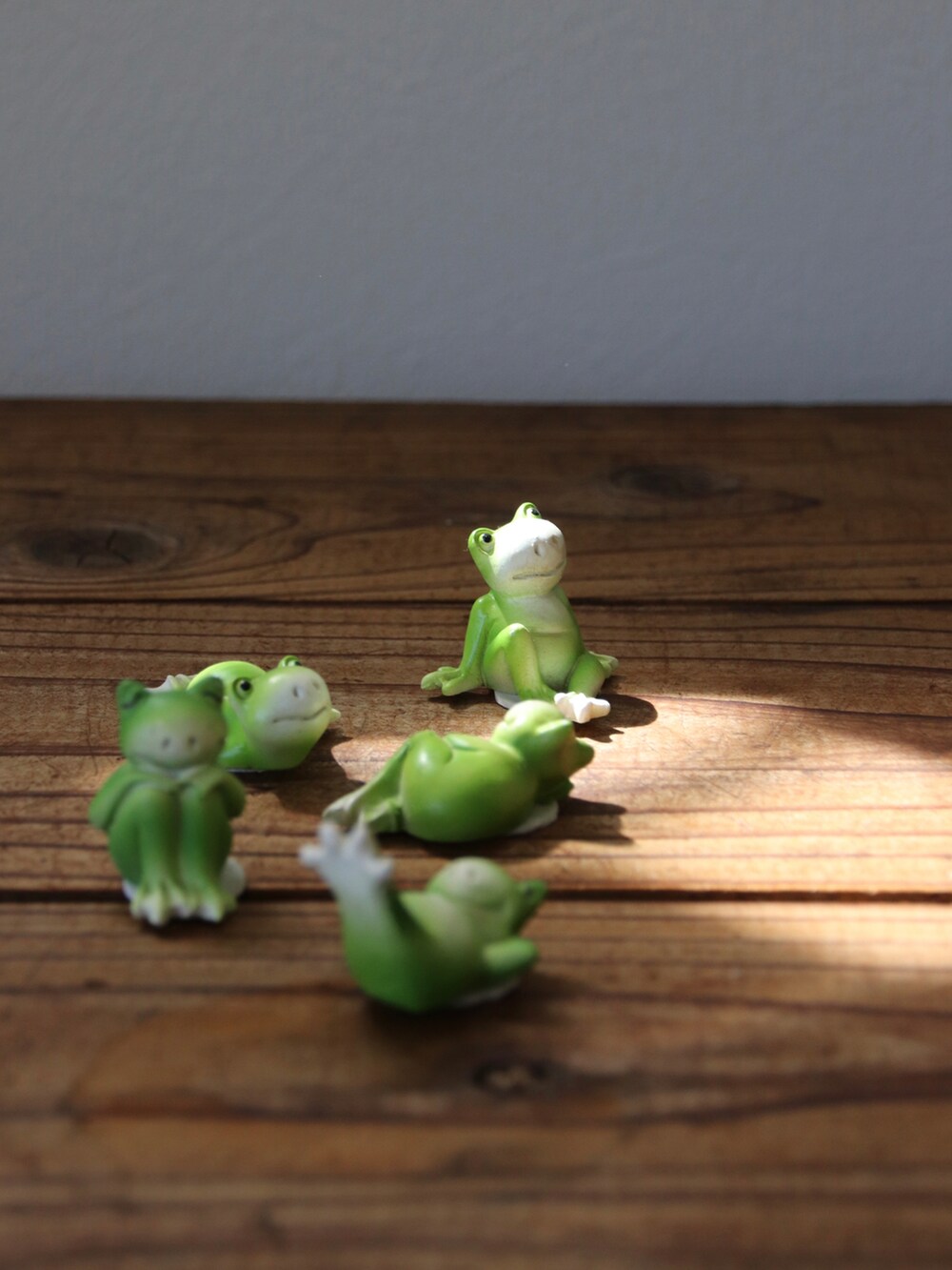 グリーン系のモッズコート、ベージュ系のその他パンツ、ブラウン系のサンダルを着用したレディースの春コーディネートの4枚目の写真