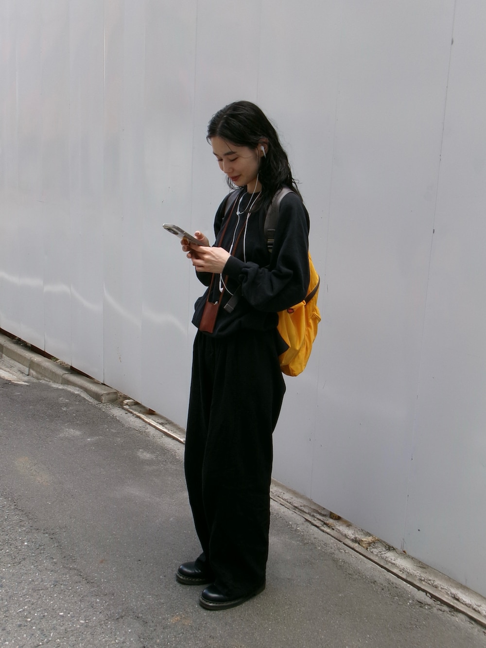 イエロー系のバックパック/リュックを着用したレディースの秋コーディネートの3枚目の写真