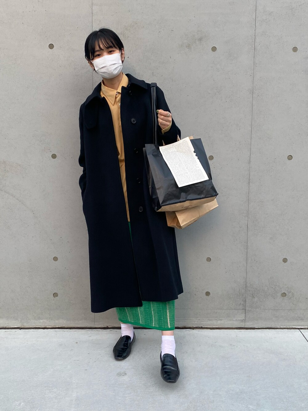 グリーン系のスカート、ブラック系のその他アウター、グリーン系のその他を着用したレディースの冬コーディネートの2枚目の写真