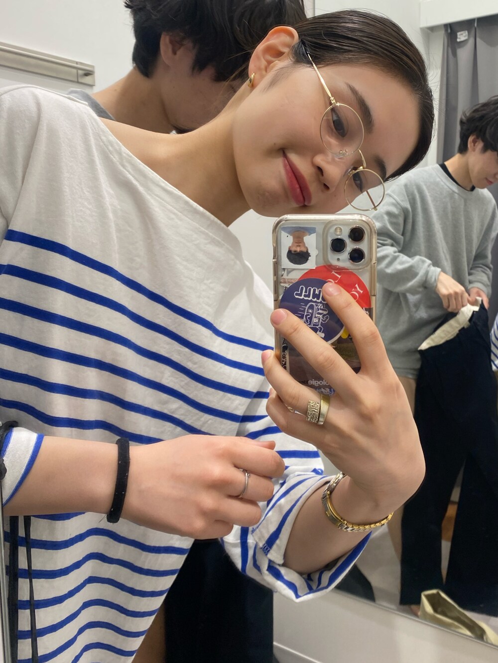 ベージュ系のその他パンツ、ブラック系のバッグ、ブラック系のスニーカーを着用したレディースの春コーディネートの2枚目の写真