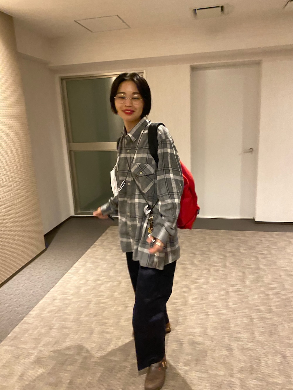 グレー系のシャツ/ブラウス、レッド系のバックパック/リュック、ブルー系のカーゴパンツを着用したレディースの秋コーディネートの2枚目の写真