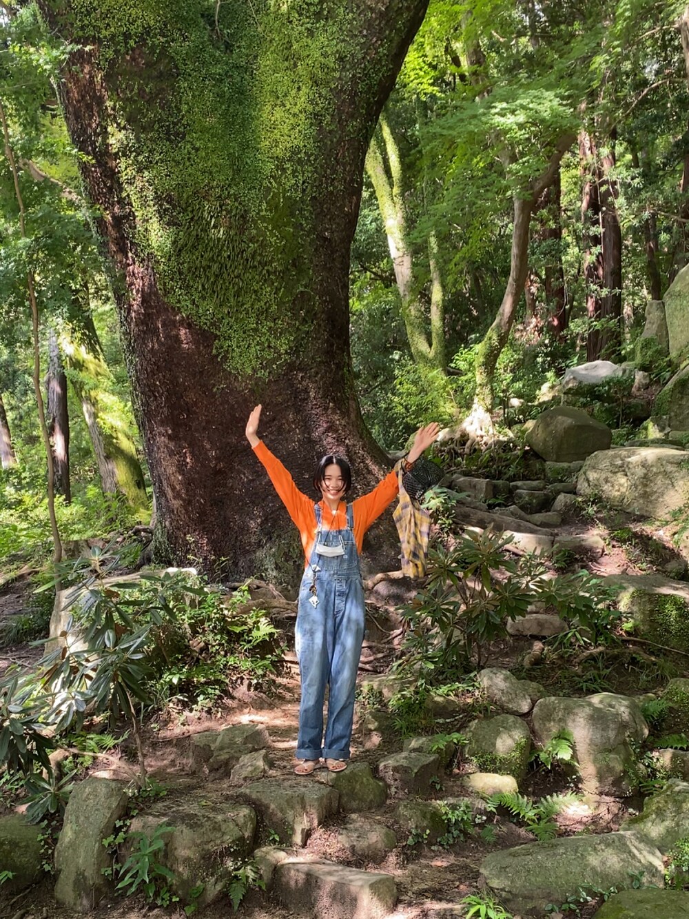 ブルー系のサロペット/オーバーオール、ブラック系のバッグ、ベージュ系のビーチサンダルを着用したレディースの夏コーディネートの2枚目の写真