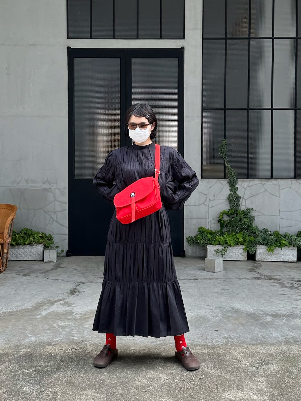 レッド系のショルダーバッグ、グリーン系のその他を着用したレディースの春コーディネートの2枚目の写真