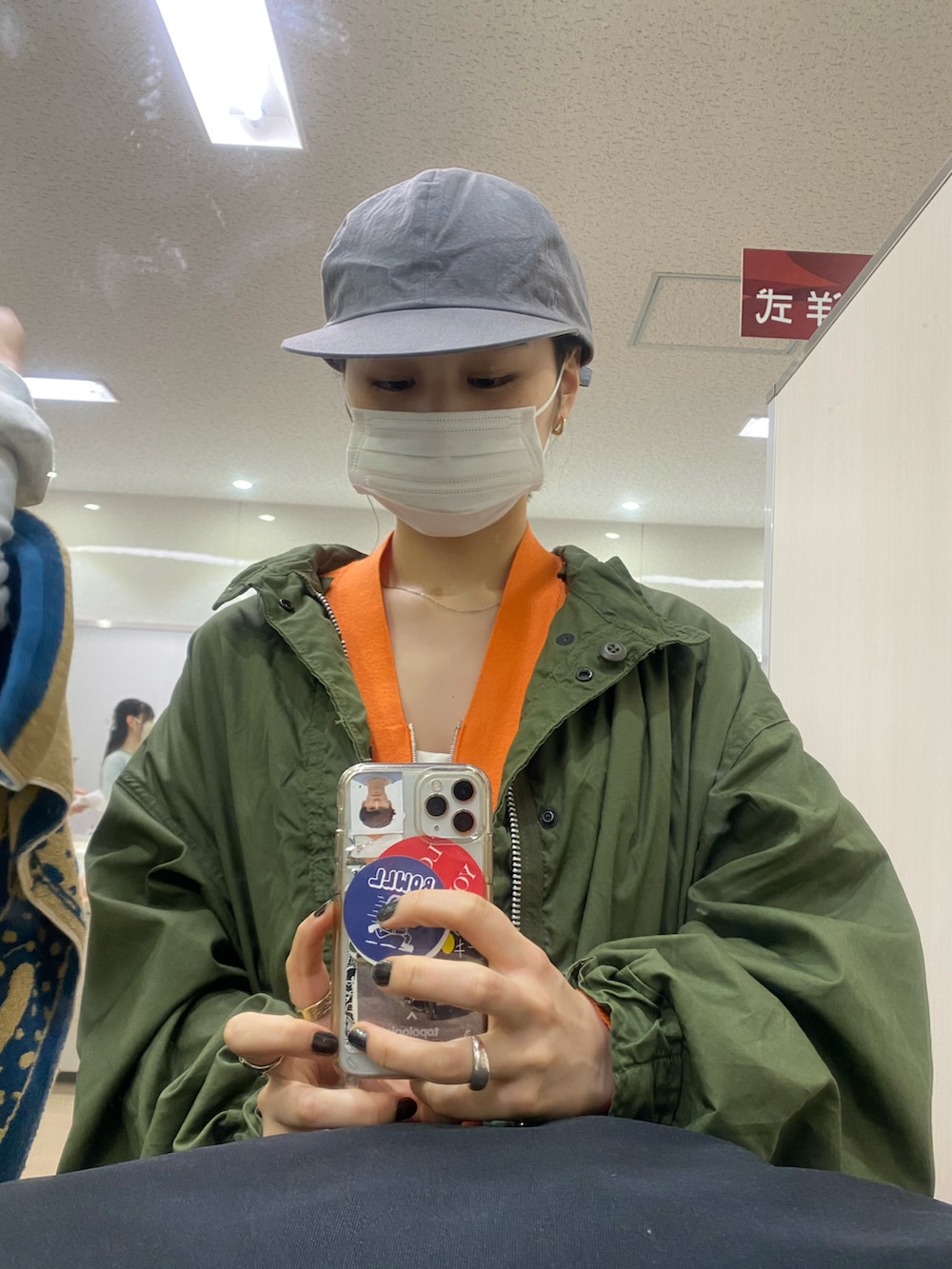 オレンジ系のカーディガン/ボレロ、ブルー系のスラックス、イエロー系のスニーカーを着用したレディースの春コーディネートの2枚目の写真