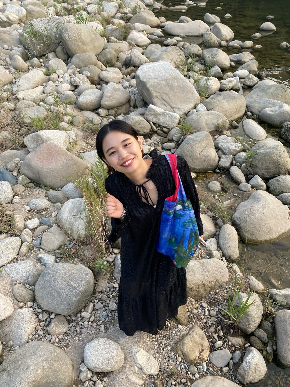 ブルー系のエコバッグ/サブバッグ、ブラック系のサンダル、ベージュ系のハットを着用したレディースの秋コーディネートの2枚目の写真