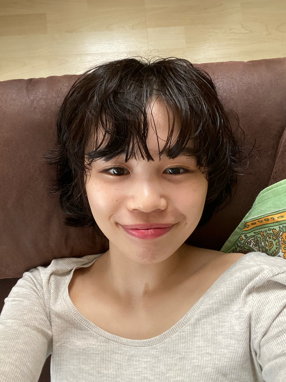 ベージュ系のその他パンツ、イエロー系のバックパック/リュックを着用したレディースの春コーディネートの2枚目の写真