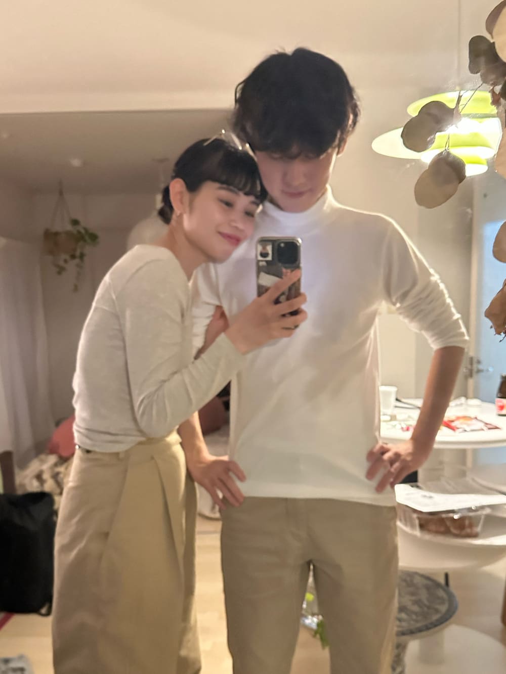 ベージュ系のその他パンツ、ブラック系のトートバッグ、ブラック系のローファーを着用したレディースの秋コーディネートの2枚目の写真