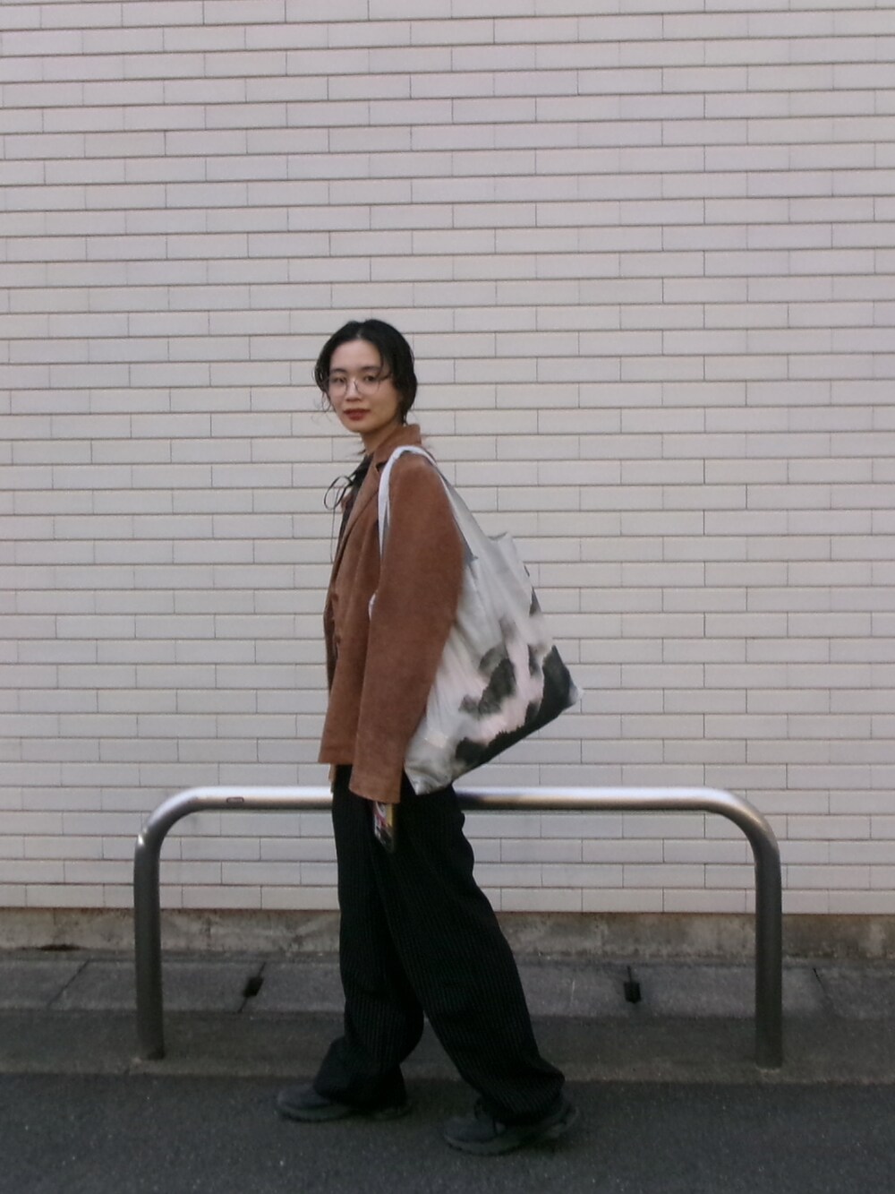 ブラック系のその他パンツ、ブラック系のスニーカー、ブルー系のシャツ/ブラウスを着用したレディースの春コーディネートの3枚目の写真