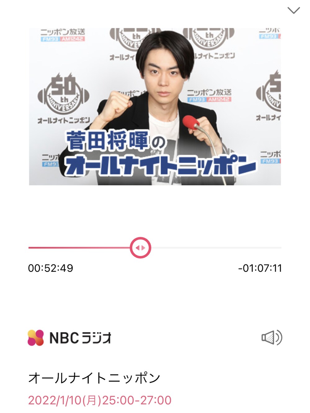 ベージュ系のトレンチコート、グリーン系のその他を着用したレディースの冬コーディネートの2枚目の写真