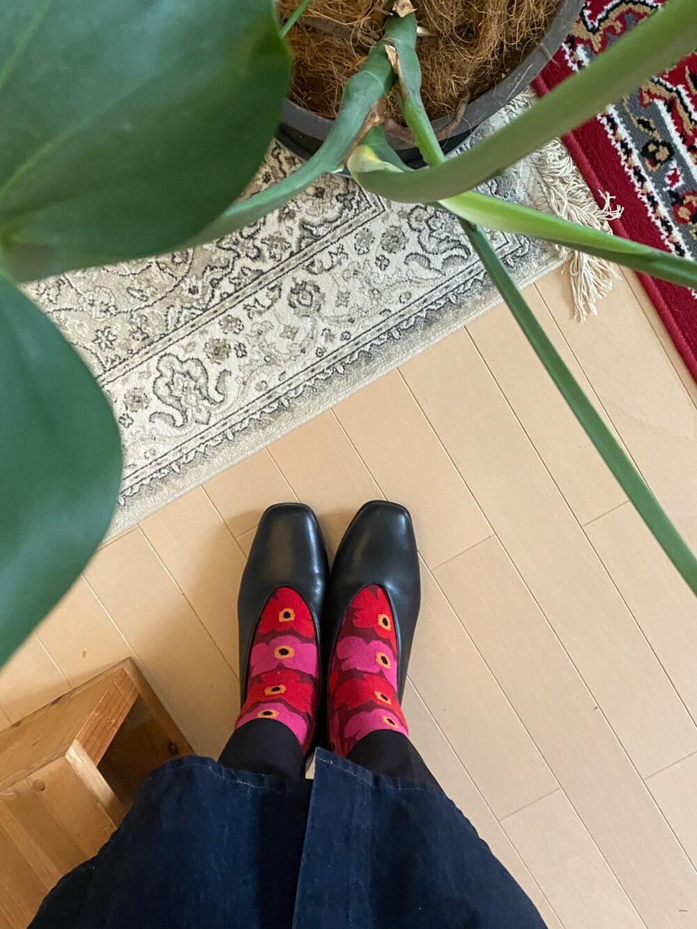 ブラウン系のボストンバッグ、ブルー系のジャケット/アウター、レッド系のソックス/靴下を着用したレディースの秋コーディネートの2枚目の写真