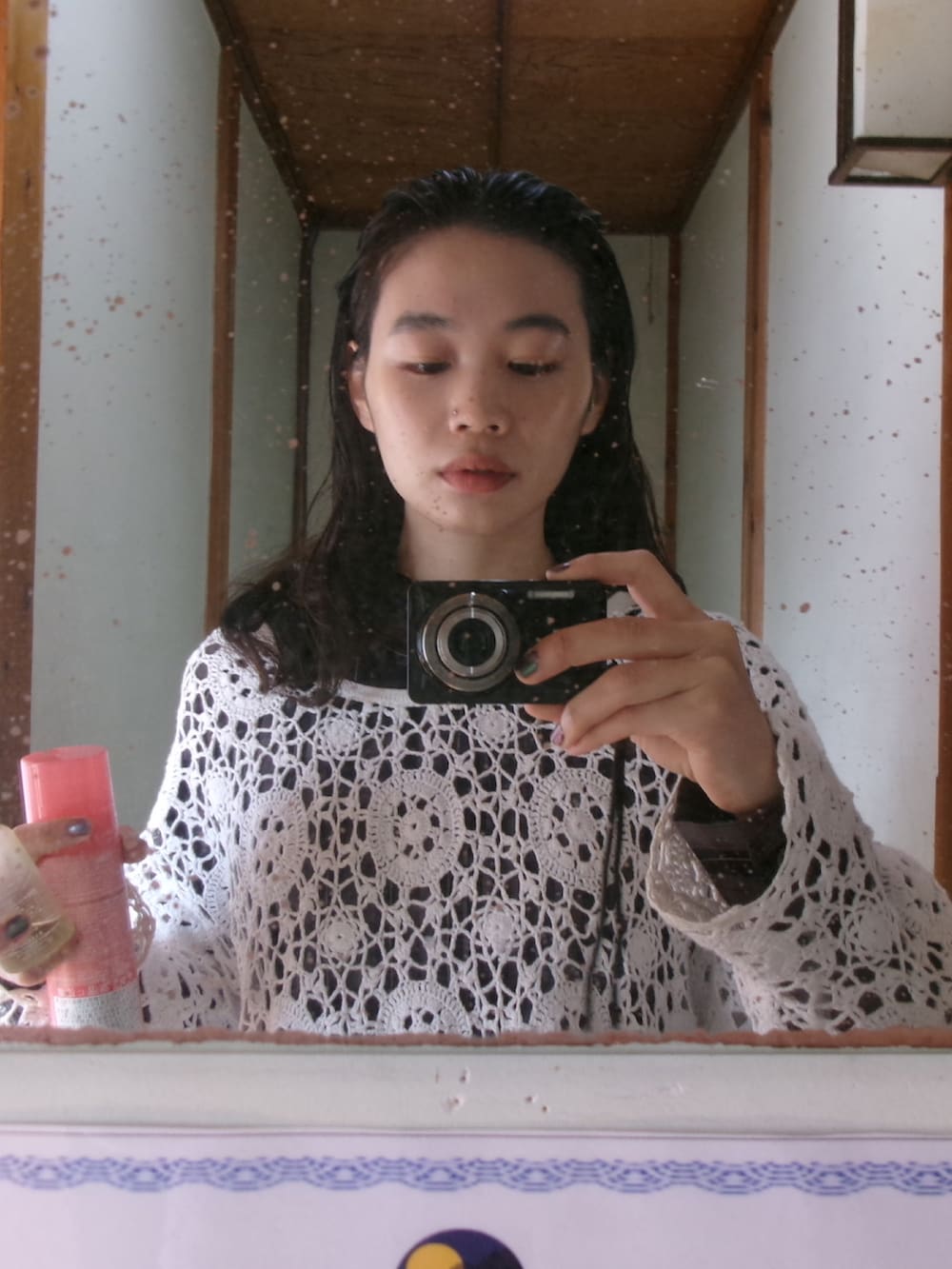 ブラウン系のテーラードジャケット、ブラック系のスニーカー、ブラウン系のパンツを着用したレディースの春コーディネートの3枚目の写真