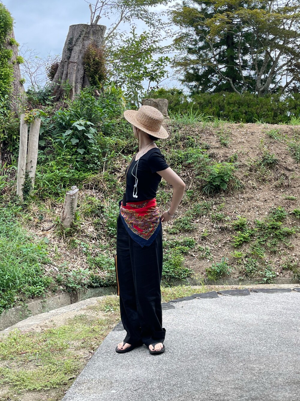 ブラック系のパンツ、ベージュ系のハットを着用したレディースの夏コーディネートの2枚目の写真