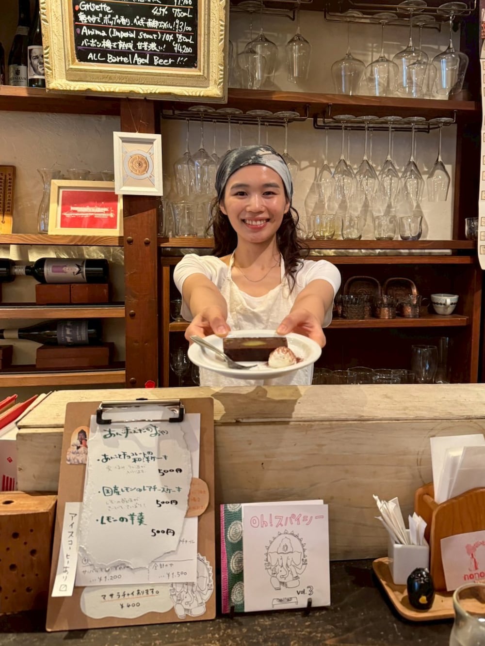 ブラウン系のサンダル、ホワイト系のエプロンを着用したレディースの夏コーディネートの3枚目の写真