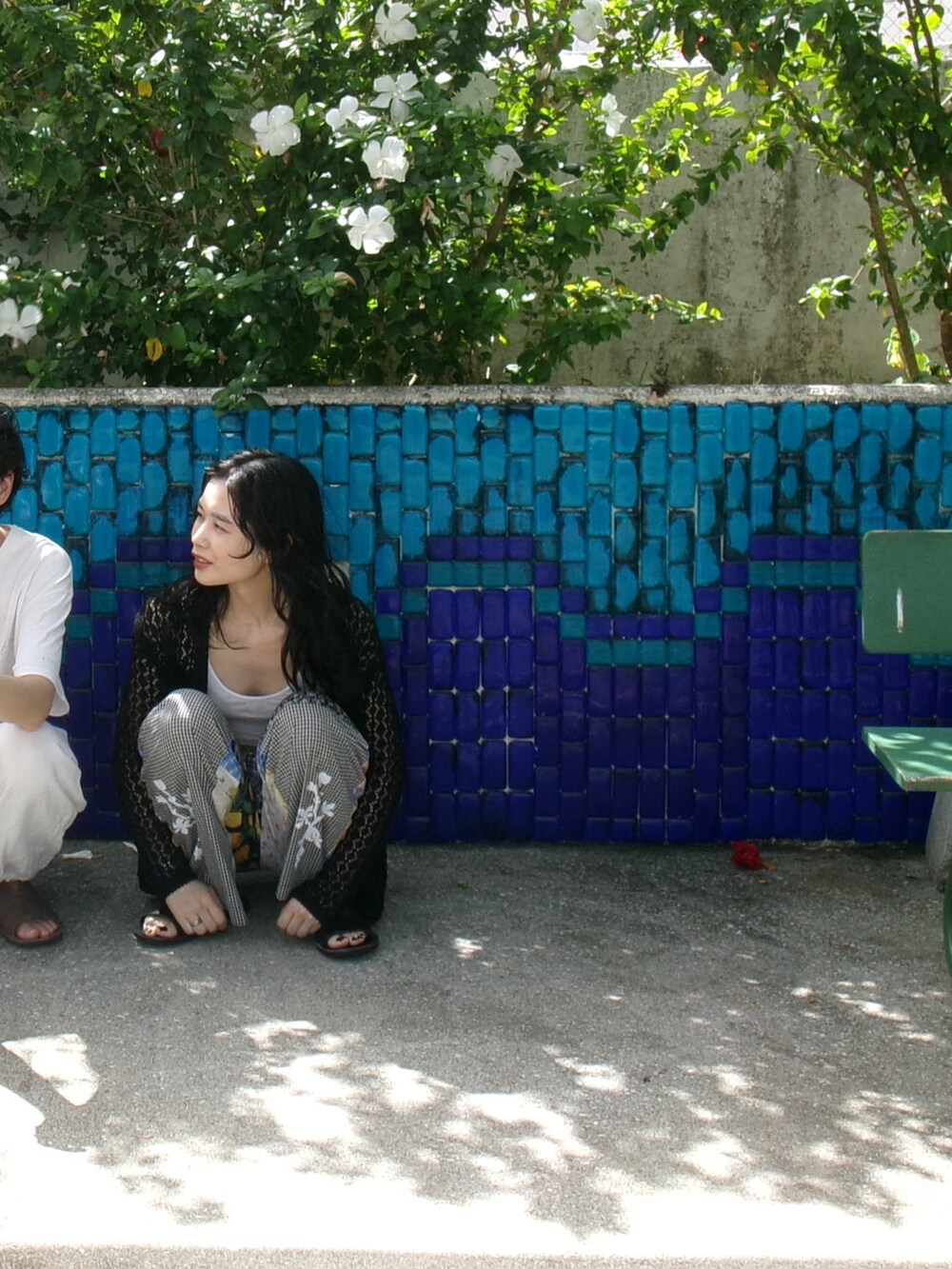 ブラック系のサンダルを着用したレディースの秋コーディネートの2枚目の写真