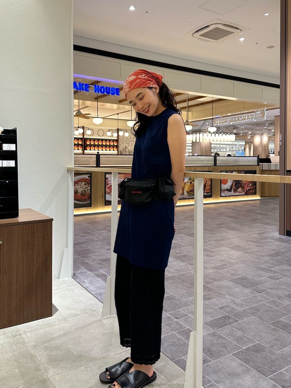 ブラック系のサンダル、ブラック系のパンツ、ブラック系のボディバッグ/ウエストポーチを着用したレディースの夏コーディネートの2枚目の写真