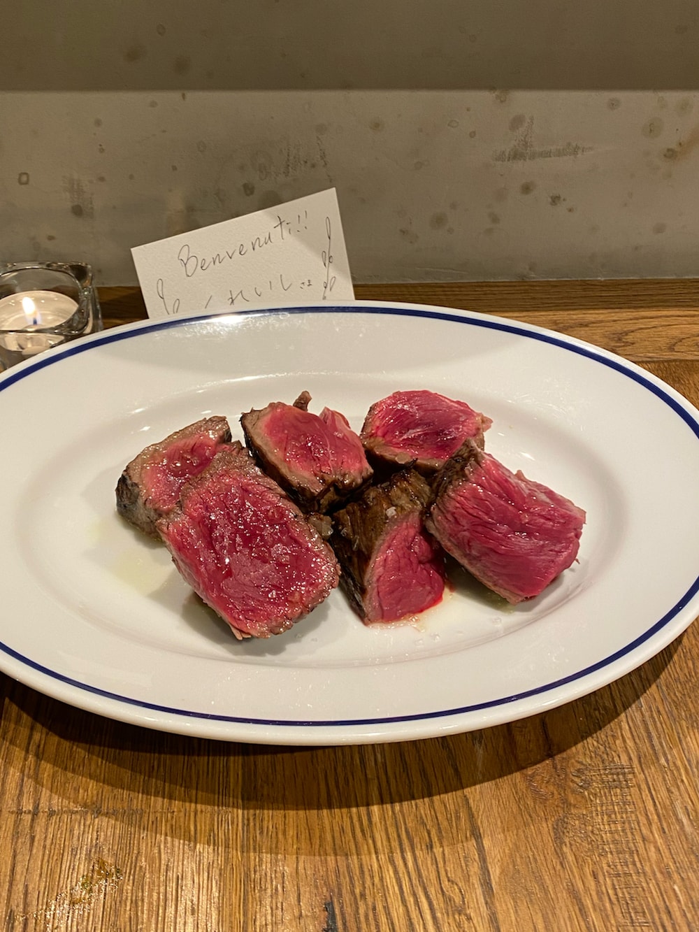 ブラック系のワンピース、レッド系のバンダナ/スカーフを着用したレディースの冬コーディネートの2枚目の写真