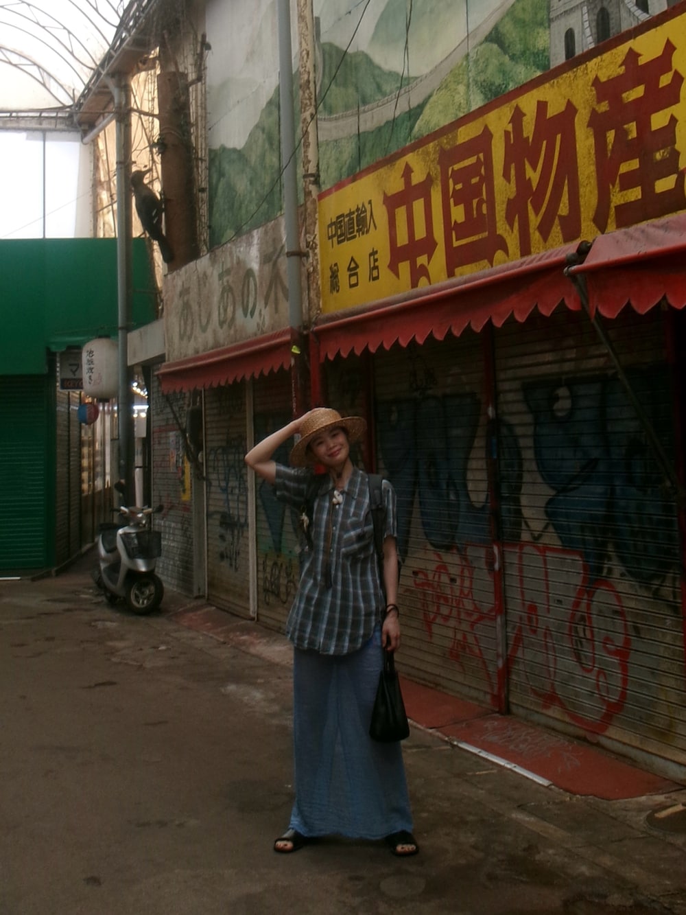 グレー系のバックパック/リュック、ブラック系のサンダル、ベージュ系のハットを着用したレディースの夏コーディネートの4枚目の写真