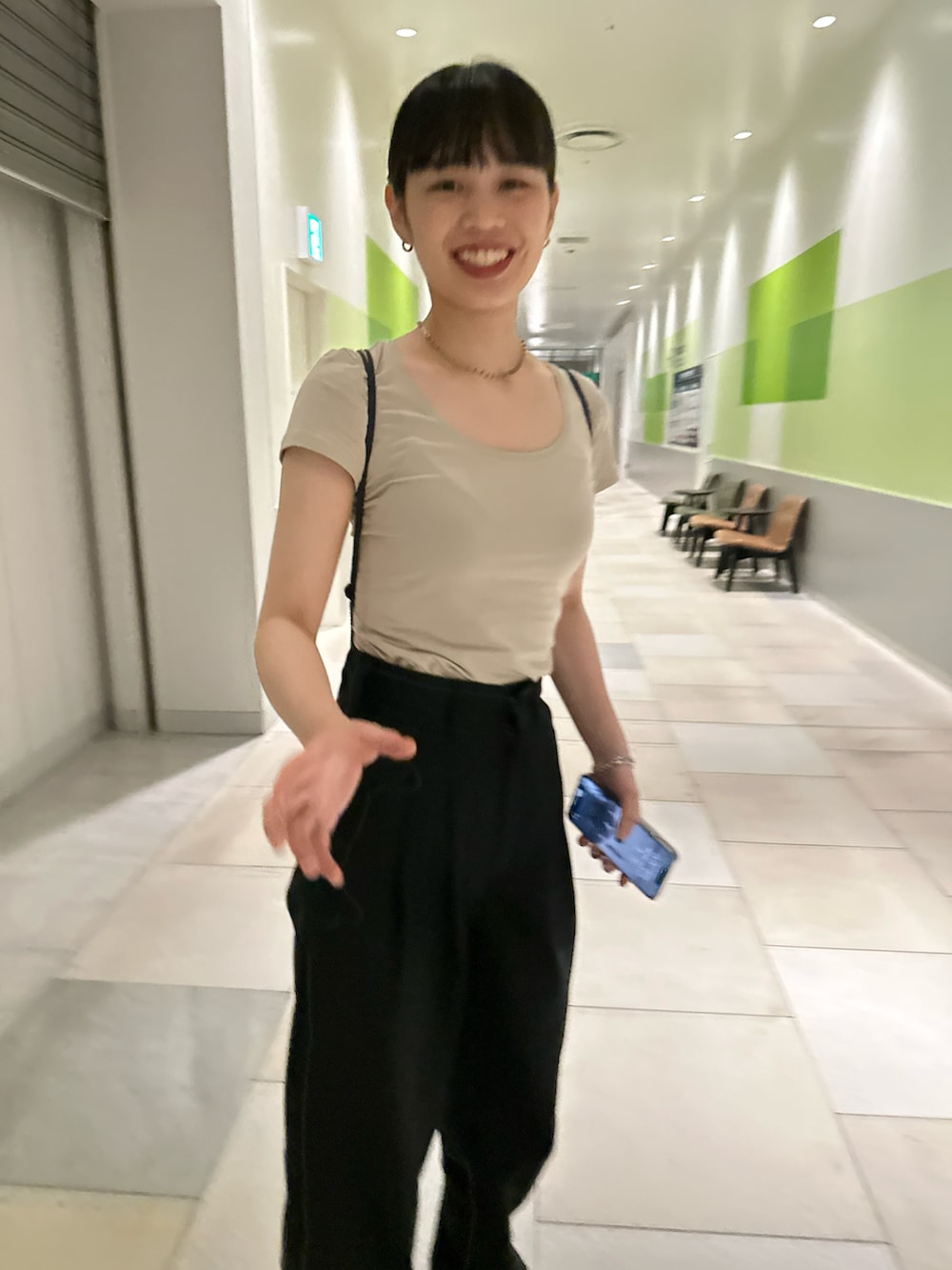 ブルー系のバックパック/リュック、ブラック系のスニーカー、ブラック系のその他パンツを着用したレディースの夏コーディネートの3枚目の写真