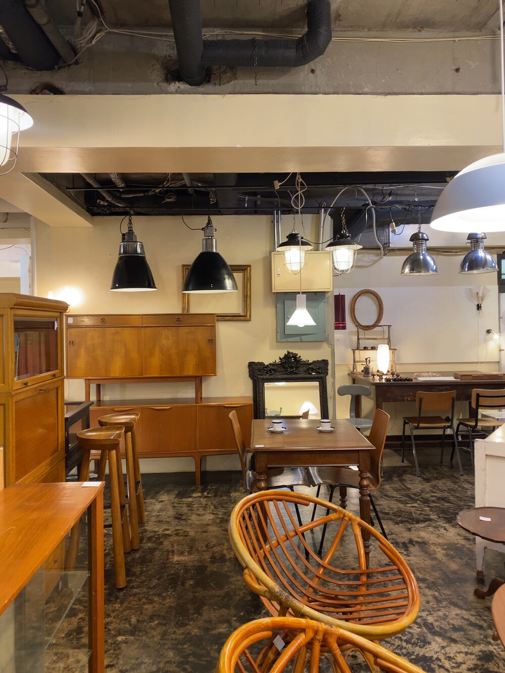 ブラック系のメッセンジャーバッグ、ブラック系のスニーカーを着用したレディースの春コーディネートの3枚目の写真