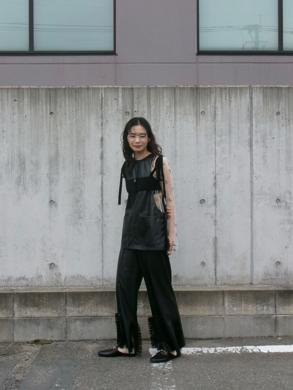 ブラック系のパンツ、ブラック系のベストを着用したレディースの春コーディネートの3枚目の写真