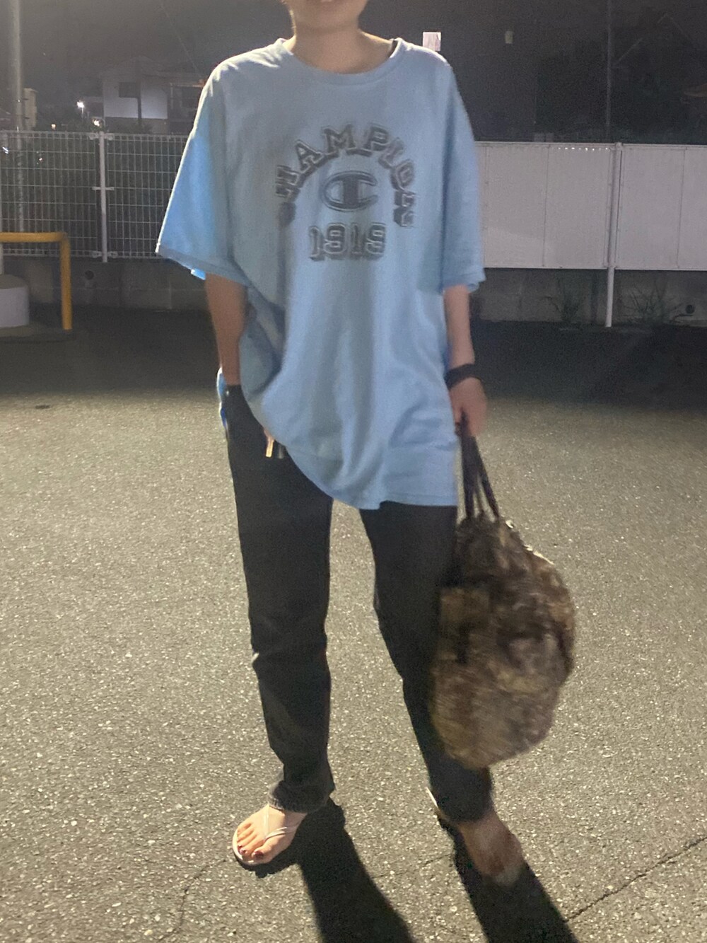 ブルー系のTシャツ/カットソー、ブラック系のデニムパンツ、ベージュ系のビーチサンダルを着用したレディースの夏コーディネートの2枚目の写真