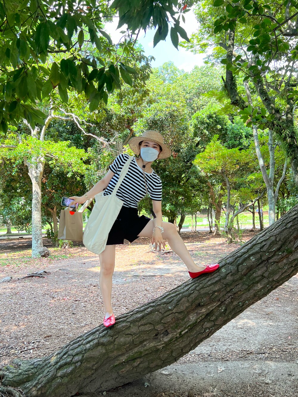 ホワイト系のトップス、ブラック系のパンツ、レッド系のバレエシューズを着用したレディースの夏コーディネートの2枚目の写真