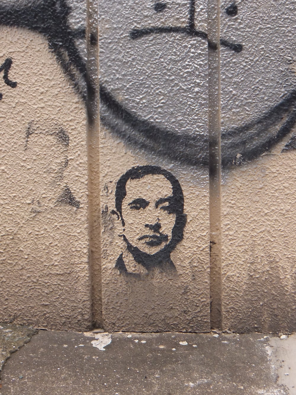 ブラウン系のモカシン/デッキシューズを着用したレディースの夏コーディネートの3枚目の写真